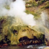 Malachite grotto at Geyzernaya (Gazer) River
